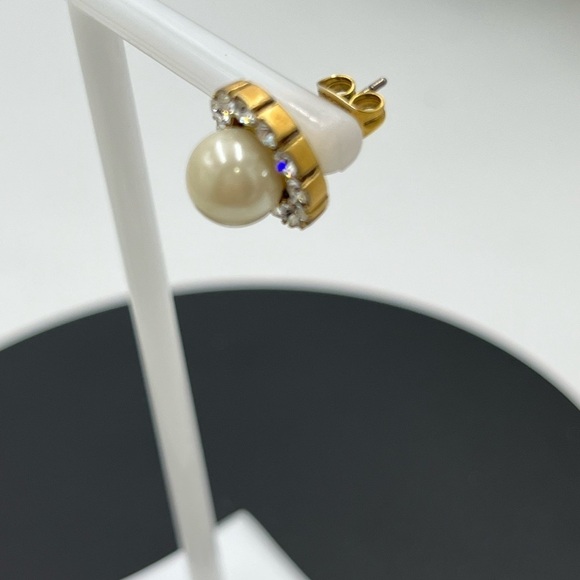 Marc Jacobs Small Strass Pearl in Cream & Antique Gold Studs - Picture 12 of 16